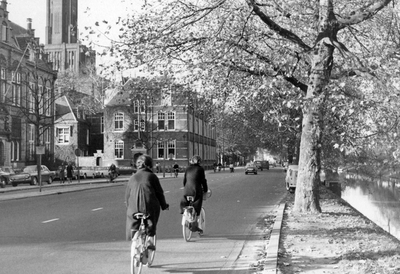 848378 Gezicht over de Catharijnesingel te Utrecht naar het noordwesten; rechts de Stadsbuitengracht en links op de ...